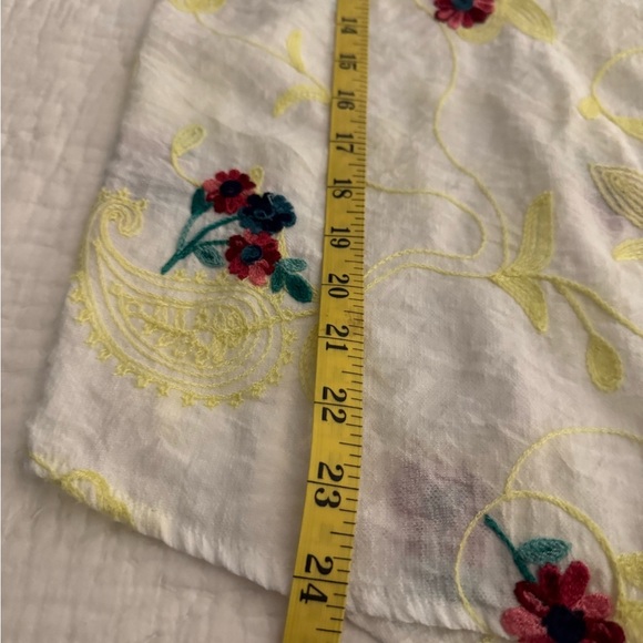 Kindred top floral and embroidered White. size L. Beautiful - Picture 9 of 9